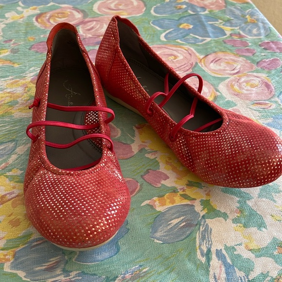 Women Shoes - Picture 1 of 3